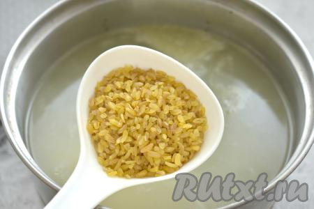 Через 5 минут добавляем в кастрюлю булгур, перемешиваем, даём закипеть, варим суп на небольшом огне 10 минут.