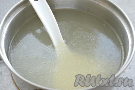 Готовое мясо курицы достаём из бульона, даём слегка остыть, отделяем от костей. Бульон, по желанию, процеживаем. В кастрюлю с бульоном выкладываем мясо, отделённое от костей, по вкусу солим, ставим на огонь. Даём куриному бульону закипеть.