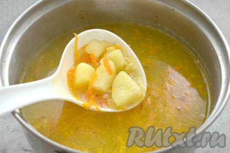 После того как булгур проварится с момента закипания 10 минут, добавляем в кастрюлю обжаренные овощи, перемешиваем, даём закипеть, после этого на небольшом огне варим куриный суп 7-10 минут (булгур должен стать достаточно мягким).