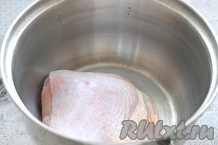 Для приготовления супа с булгуром я взяла куриное бедро, можно использовать и другие части курицы. Мясо курицы моем, кладём в кастрюлю, заливаем 1,5 литрами холодной воды, ставим на огонь. После закипания, убрав пену, варим мясо на небольшом огне до готовности (30-35 минут).