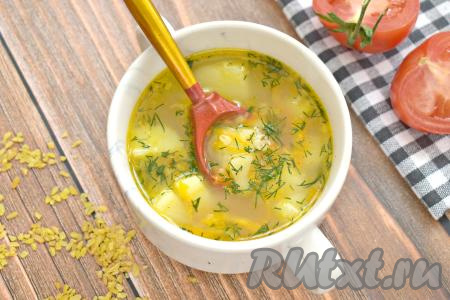 В меру густой, аппетитный, насыщенный суп, сваренный с булгуром и курицей, разливаем по тарелкам и подаём со свежим хлебом к столу. 