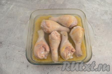 Булгур и ножки залить 400 миллилитрами кипящей воды, поставить форму в духовку, разогретую до 180 градусов. Готовить 30-35 минут. Готовность блюда нужно проверять по булгуру, он должен стать мягким. Воды должно быть в 2 раза больше, чем крупы, то есть 1 стакан булгура я залила 2 стаканами кипящей воды.