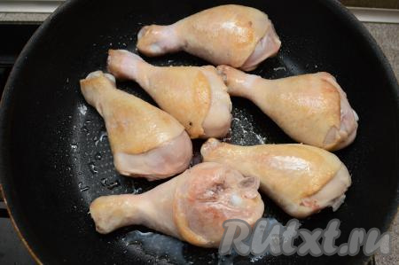 Обжарить куриные ножки на среднем огне до румяности со всех сторон (примерно в течение 7-10 минут). Мясо должно только подрумяниться, доводить до готовности будем куриные ножки вместе с булгуром в духовке.