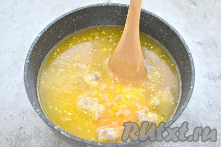 Солим, вливаем 2,5 стакана воды комнатной температуры, даём воде закипеть.