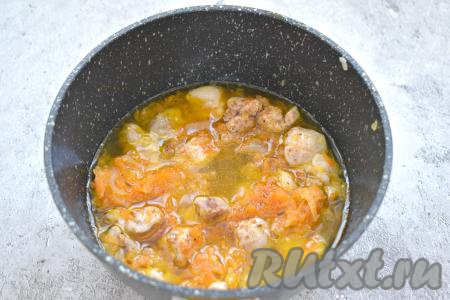 Затем к овощам и куриному мясу вливаем 100 миллилитров воды, всыпаем специи (я использовала готовую приправу для блюд из курицы), даём воде закипеть и, убавив огонь до минимум, тушим 10 минут.