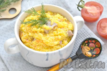 Аппетитную, вкусную, насыщенную кукурузную кашу с курицей раскладываем по тарелкам и подаём к столу. Это питательное блюдо обязательно должно появиться в вашем меню!