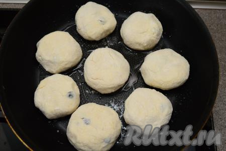 В сковороде хорошо прогреть растительное масло, после этого выложить заготовки сырников, слегка прижимая из сверху ладонью. Жарить сырники с чёрной смородиной на среднем огне до подумянивания с двух сторон (минуты по 2-3 с каждой стороны).