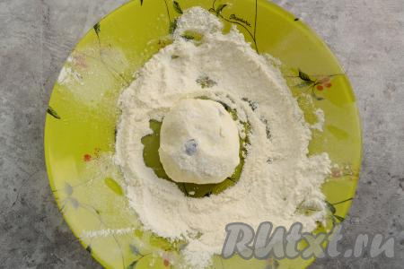 Творожное тесто со смородиной зрительно разделить на 8 равных частей. Вначале из одной части теста влажными руками сформировать круглую заготовку сырника. На плоскую тарелку насыпать 2 столовых ложки муки. Круглую заготовку сырника обвалять со всех сторон в муке. Формируя сырник, старайтесь, чтобы все ягоды были покрыты творожным тестом (то есть не торчали наружу), тогда готовые сырнички будут особенно аппетитными.