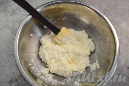 Перемешать сахар, творог и яйцо до однородности, хорошо растирая творожную массу лопаткой (или вилкой).