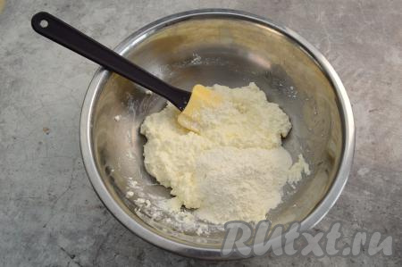 Всыпать половину (примерно 2 столовых ложки) муки, перемешать творожное тесто лопаткой до однородности.