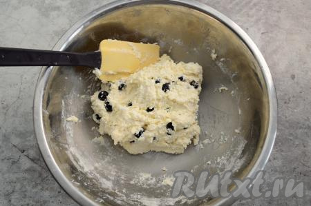 Добавляя муку, учитывайте, что тесто для сырников с чёрной смородиной должно получиться липким, но при этом оно должно хорошо держать форму, если слегка сжать его в руке. Я в общей сложности добавила 75 грамм (примерно 3,5 столовых ложки) муки.