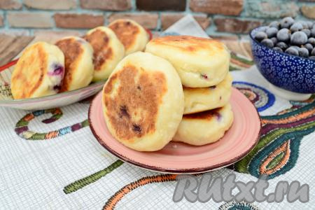 Вот и всё, пышные, мягкие сырники с приятной кислинкой смородины готовы. К столу их можно подать с мёдом, вареньем или сметаной.