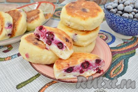 А вот каким аппетитным получается в разрезе наш сырник с чёрной смородиной.