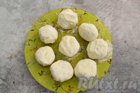 Аналогично сформировать и обвалять в муке все 8 заготовок сырников со смородиной.