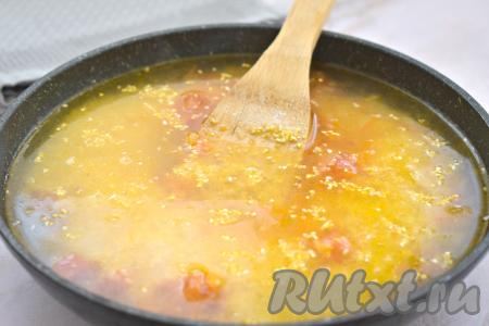 Солим по вкусу, заливаем 2,5 стаканами тёплой воды, перемешиваем, доводим до кипения.