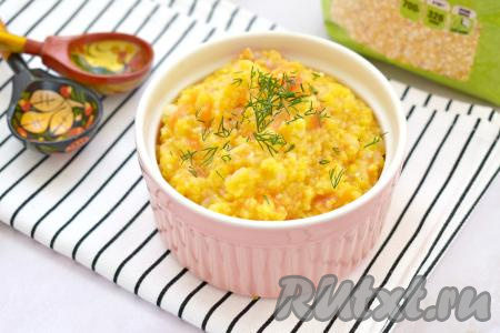 Сочную, вкусную, в меру густую кукурузную кашу с овощами раскладываем по тарелкам и сразу подаём аппетитное блюдо к столу.