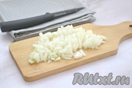 Чистим морковку и лук. Нарезаем лук на небольшие кусочки, перекладываем в глубокую сковороду с уже разогревшимся растительным маслом. Обжариваем лук на среднем огне минуты 3-4 (до мягкости), иногда помешивая.