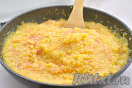 После закипания убавляем огонь, сковороду накрываем крышкой. Варим кашу из кукурузной крупы с овощами 20 минут. В течение этого времени кашу 3-4 раза нужно перемешать. При необходимости (если вода испарится, а крупа будет ещё твердовата), можно добавить в сковороду немного кипящей воды.