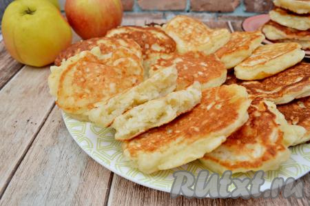 А вот как выглядит оладушек в разломе, на вкус он нежнейший, в меру сладкий, творог почти не чувствуется, а яблоко добавляет аромат и небольшую фруктовую нотку.