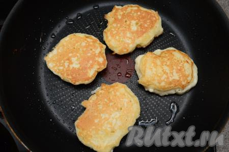 Затем оладьи перевернуть и жарить с другой стороны до румяности (ориентировочно 2-3 минуты).