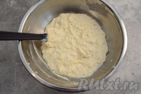 Постепенно добавляя оставшуюся муку и каждый раз полностью вмешивая её в тесто, необходимо добиться, чтобы тесто для оладий напоминало густую сметану. Муки может потребоваться как больше, так и меньше. Всё зависит от сочности яблока, размера яйца, влажности творога и густоты кефира. Поэтому, добавляя муку, ориентируйтесь на густоту замешиваемого теста для оладий, а не на количество муки, указанное в ингредиентах.