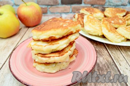 Нежные, аппетитные, достаточно пышные оладьи, приготовленные с творогом и яблоком на кефире, можно есть и тёплыми, и остывшими.