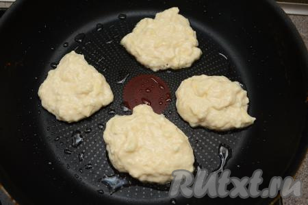 Сковороду хорошо разогреть. Сделать огонь ниже среднего, смазать поверхность сковороды растительным маслом. Затем выкладывать по 1 столовой ложке творожно-яблочного теста, формируя небольшие оладьи. Жарить оладьи 2-3 минуты (до румяности снизу).