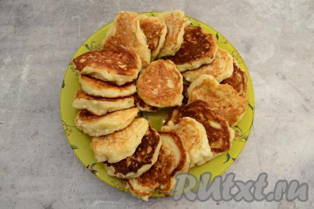 Готовые творожно-яблочные оладьи перекладывать со сковороды на плоскую тарелку. По желанию, можете убрать лишний жир с оладий, промокнув их поверхность бумажными салфетками. Периодически перемешивая тесто и смазывая сковороду маслом по мере необходимости, постепенно пожарить все оладушки (из этого количества ингредиентов у меня обычно получается штук 20 аппетитных оладий).