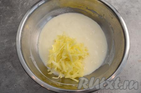 Яблоко очистить от кожуры, натереть на крупной тёрке и добавить в запенившуюся кефирно-творожную массу, перемешать до однородности. Я взвесила натёртое яблоко, вес составил 120 грамм.