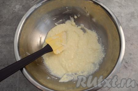 Вилкой (или лопаткой) растереть творожно-яичную массу до однородности. 