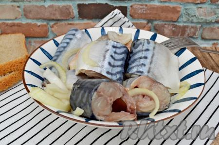 Малосольную скумбрию подать к столу вместе с луком в качестве холодной закуски или в качестве основного второго блюда, дополнив отварным картофелем.