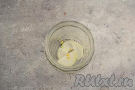 В чистую банку (я взяла банку объёмом 800 миллилитров) выложить слой лука.