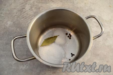 Прежде всего сварим рассол, для этого в кастрюлю нужно всыпать сахар и соль, добавить лавровый лист, горошины чёрного и душистого перцев, влить 300 миллилитров воды, поставить на сильный огонь. Как только рассол закипит, сделать огонь ниже среднего и проварить минуты 2-3 (до растворения сахара и соли), иногда перемешивая. Затем выключить огонь, накрыть кастрюлю крышкой и оставить рассол остывать до комнатной температуры.