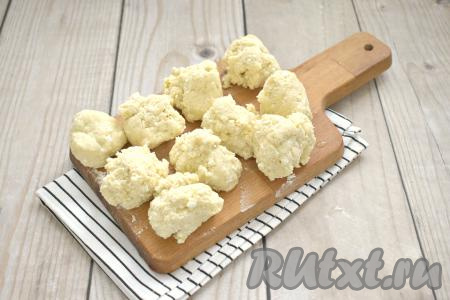 Получившееся тесто делим на 10 одинаковых кусочков.