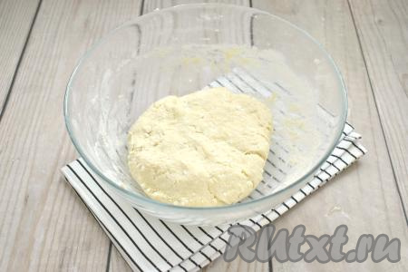 Добавляя муку, учитывайте, что тесто для пончиков должно получиться мягким, слегка липнущим к ладоням. Не забивайте тесто мукой, тогда готовые пончики будут нежными.