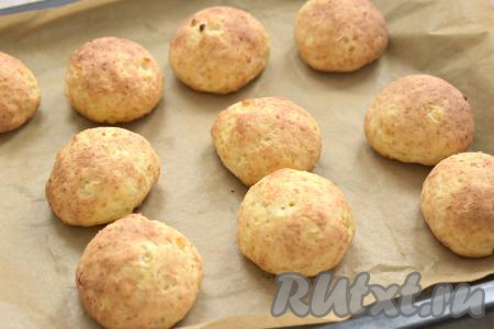 Ставим противень в духовку, предварительно разогретую до 180 градусов, выпекаем творожные пончики минут 25-30. Пончики должны стать румяными и пышными.