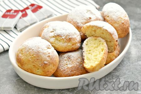 Готовые пончики из творога достаём из духовки, даём остыть и посыпаем их сверху сахарной пудрой. Вкусные, пышные, мягкие внутри творожные пончики станут прекрасным дополнением к чаю.