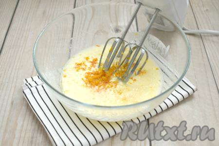 Тщательно моем апельсин, затем снимаем с него 1 чайную ложку цедры (снимая оранжевую апельсиновую цедру, не затрагивайте, находящийся под ней белый слой). Выжимаем из апельсина 50 миллилитров сока. Свежевыжатый апельсиновый сок и цедру добавляем в миску с кефирно-масляной смесью, перемешиваем миксером.