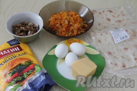 Заранее сварить вкрутую яйца (с момента закипания варить 10 минут), затем остудить их и почистить. 