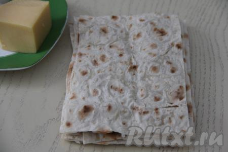 Нарезать лаваш на равные части (я разрезала 2 лаваша на 6 одинаковых листов).