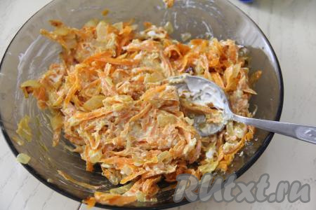 Морковку с луком перемешать с чесноком и майонезом и овощная начинка готова.