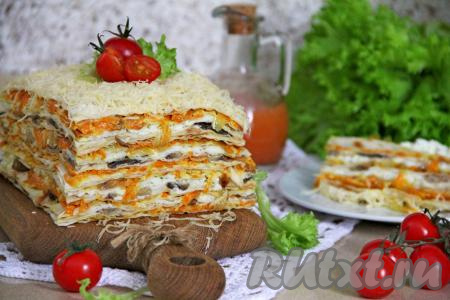 Вкусный, нежный, аппетитный закусочный торт из лаваша после пропитки подать к столу.