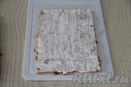 Накрыть начинку вторым листом лаваша, смазать ровным слоем майонеза.