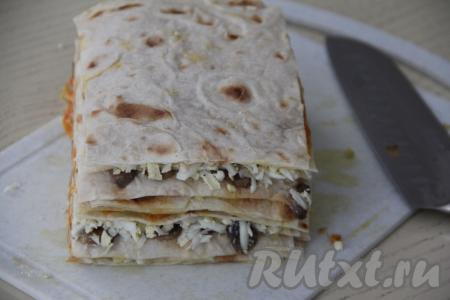 Разрезать торт на две равные части. У нас получатся 2 тортика. Верх каждого тортика смазать майонезом, посыпать оставшимися натёртыми яйцами. Выложить одну часть торта на другую, у нас получится тортик повыше. Присыпать верх закусочного торта натёртым сыром.&nbsp;Убрать торт на 2-3 часа для пропитки в холодильник.