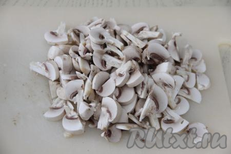 Прежде всего приготовим начинку для закусочного торта из лаваша. Для этого шампиньоны нужно промыть водой, а затем нарезать их на пластинки.&nbsp;