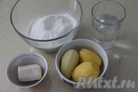Подготовить продукты для приготовления мантов с картошкой и салом. Картошку для начинки почистить и положить в воду, чтобы не почернела.