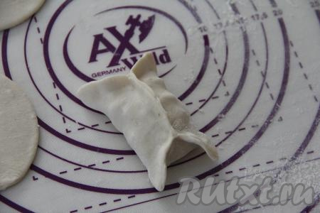 Соединить противоположные стороны кружочка из теста и плотно скрепить края, как на фото.