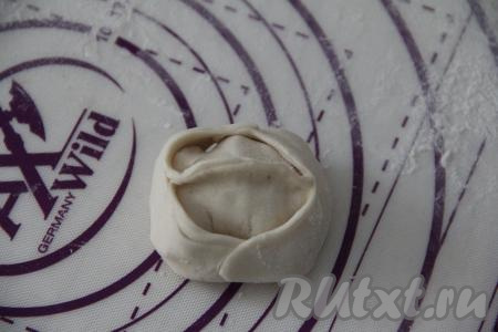 Сформировать манты, подвернув свободные концы.