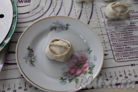 Донышко каждого манта смазать растительным маслом и выложить на подставку для пароварки. Дно мантов смазывается маслом для того, чтобы манты не пристали во время приготовления к подствке пароварки.