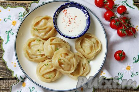 Вкуснейшие манты с картошкой и салом подать в горячем виде с любимым соусом.